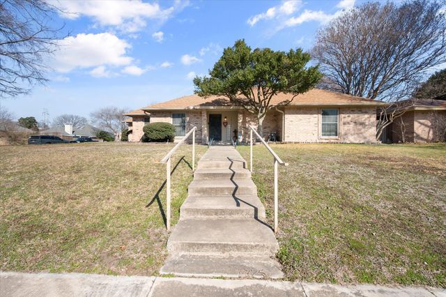 10124 Stoneleigh Drive, Benbrook, TX 76126
