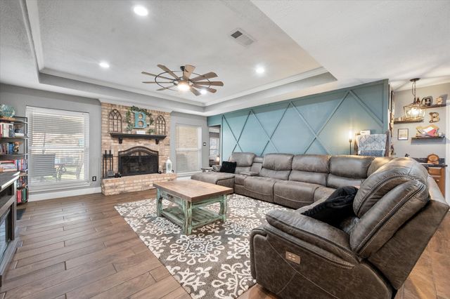 10124 Stoneleigh Drive, Benbrook, TX 76126