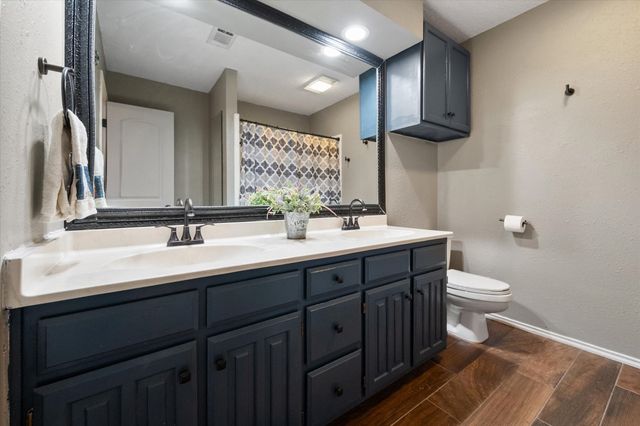 10124 Stoneleigh Drive, Benbrook, TX 76126