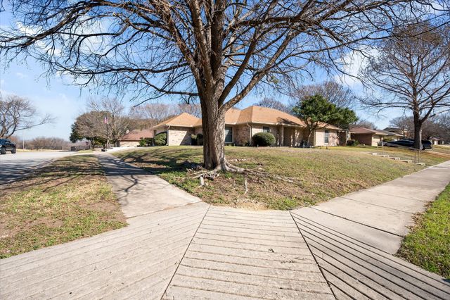 10124 Stoneleigh Drive, Benbrook, TX 76126