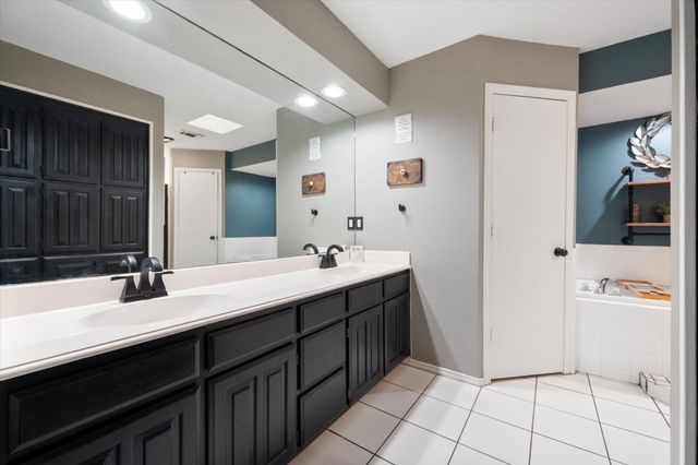 10124 Stoneleigh Drive, Benbrook, TX 76126