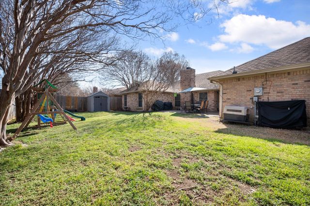 10124 Stoneleigh Drive, Benbrook, TX 76126