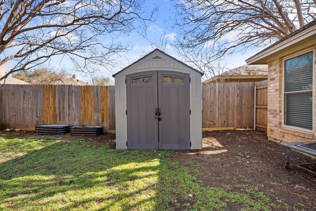 10124 Stoneleigh Drive, Benbrook, TX 76126