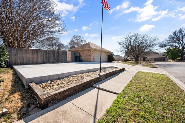 10124 Stoneleigh Drive, Benbrook, TX 76126
