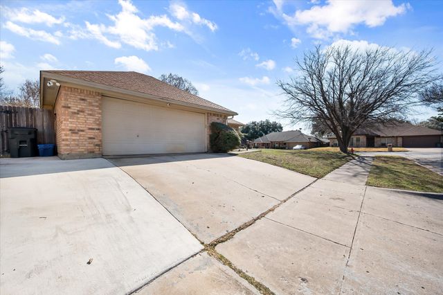 10124 Stoneleigh Drive, Benbrook, TX 76126
