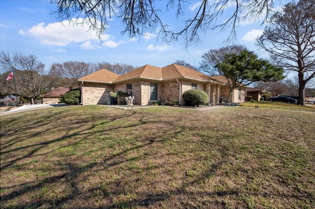10124 Stoneleigh Drive, Benbrook, TX 76126