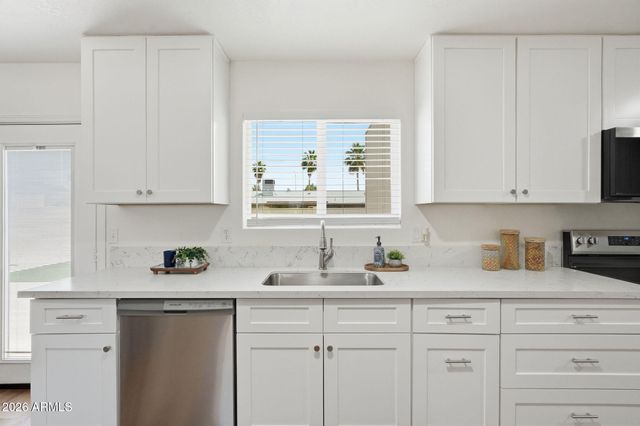 963 W HILLVIEW Street, Mesa, AZ 85201