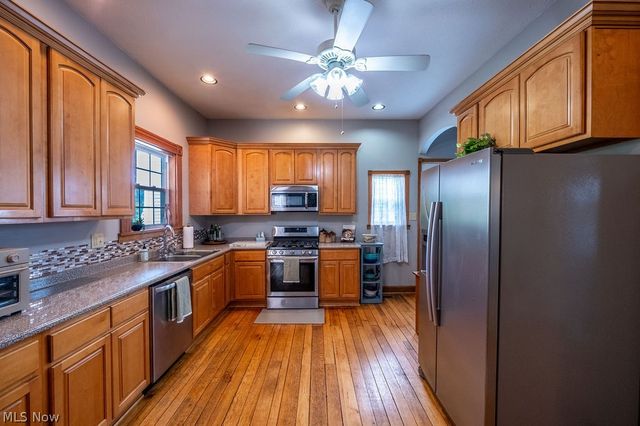 403 Columbia Avenue, Williamstown, WV 26187