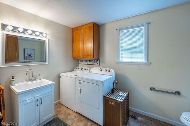 403 Columbia Avenue, Williamstown, WV 26187