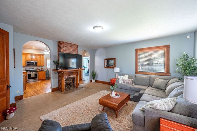 403 Columbia Avenue, Williamstown, WV 26187