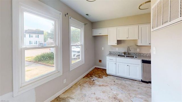 3208 Clover RD E, Chesapeake, VA 23321