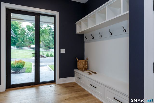 729 Smith Ridge Road, New Canaan, CT 06840