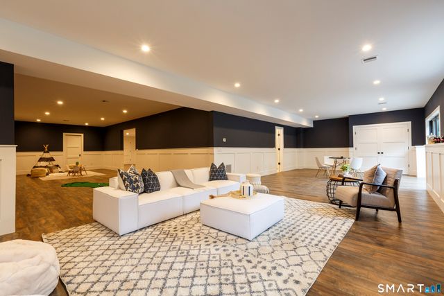 729 Smith Ridge Road, New Canaan, CT 06840