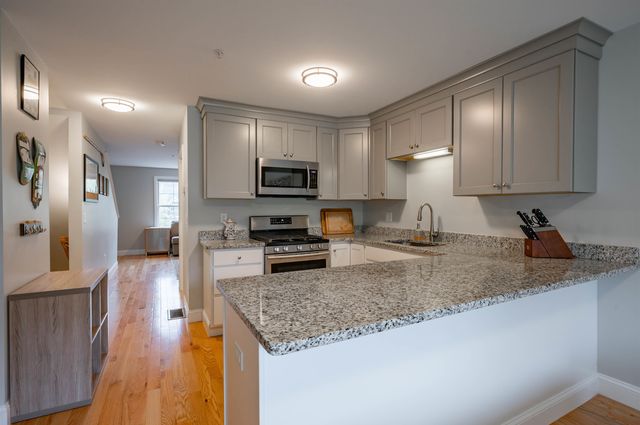 3 Nutfield Ct Unit 8, Derry, NH 03038