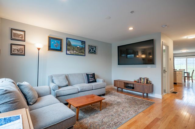 3 Nutfield Ct Unit 8, Derry, NH 03038