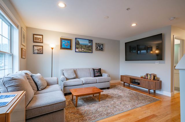 3 Nutfield Ct Unit 8, Derry, NH 03038