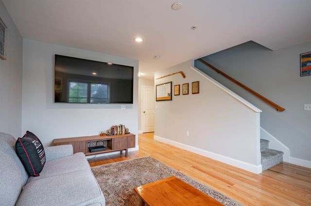 3 Nutfield Ct Unit 8, Derry, NH 03038