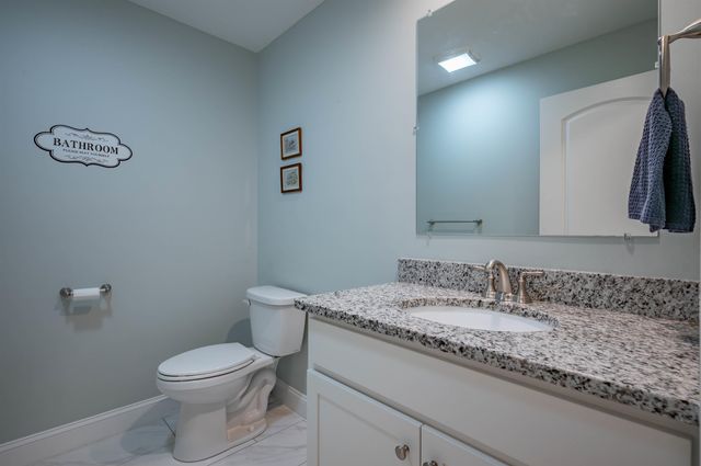 3 Nutfield Ct Unit 8, Derry, NH 03038