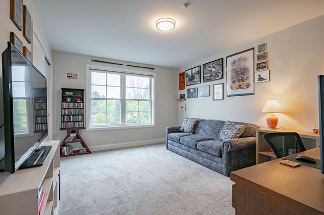 3 Nutfield Ct Unit 8, Derry, NH 03038