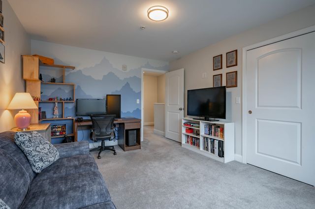3 Nutfield Ct Unit 8, Derry, NH 03038