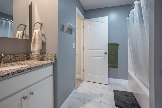 3 Nutfield Ct Unit 8, Derry, NH 03038