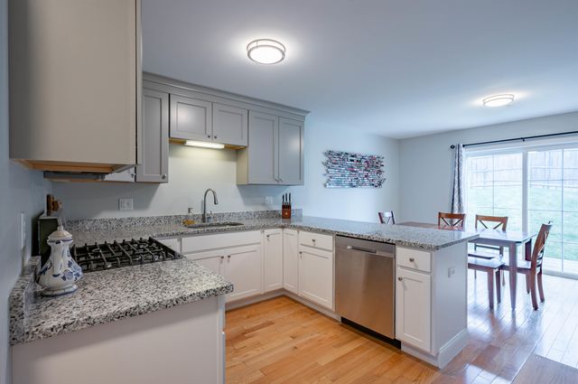 3 Nutfield Ct Unit 8, Derry, NH 03038