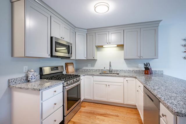 3 Nutfield Ct Unit 8, Derry, NH 03038
