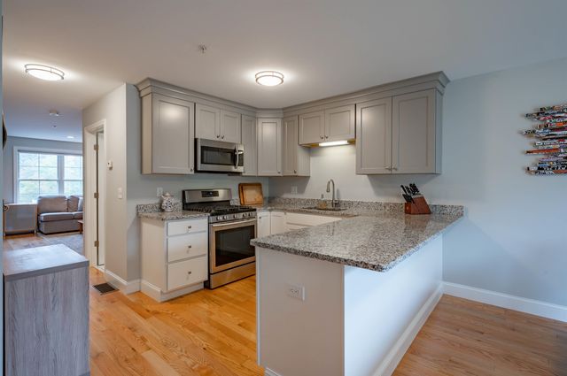 3 Nutfield Ct Unit 8, Derry, NH 03038