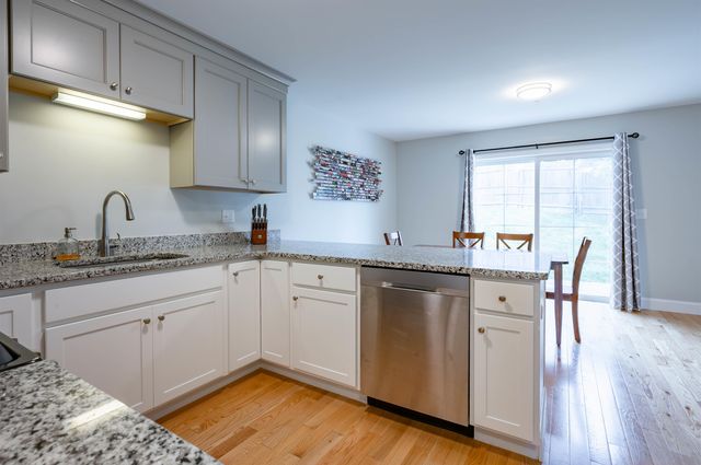 3 Nutfield Ct Unit 8, Derry, NH 03038