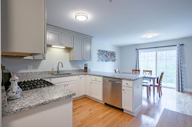 3 Nutfield Ct Unit 8, Derry, NH 03038