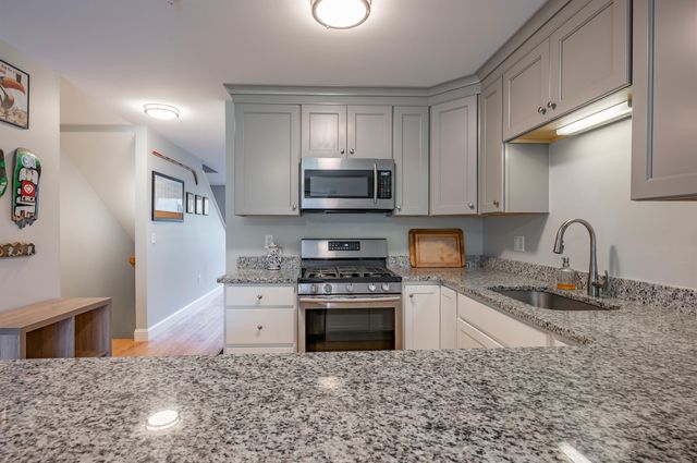 3 Nutfield Ct Unit 8, Derry, NH 03038