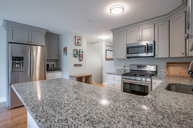 3 Nutfield Ct Unit 8, Derry, NH 03038