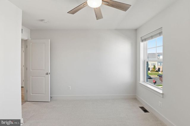 1490 MEADOWLARK GLEN RD, Dumfries, VA 22026