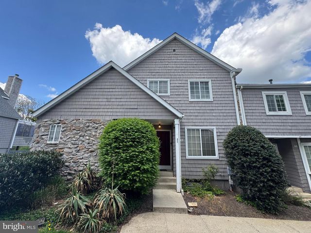 -43 CONSTITUTION CT., Wayne, PA 19087