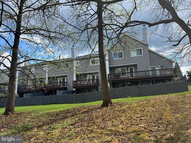 -43 CONSTITUTION CT., Wayne, PA 19087