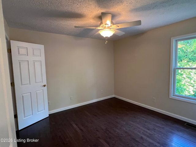 6006 Ledgerock Cove Pl, Louisville, KY 40219