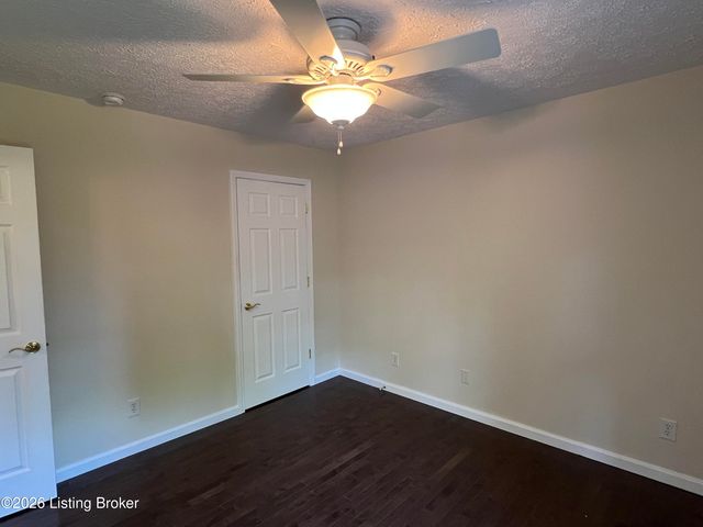6006 Ledgerock Cove Pl, Louisville, KY 40219