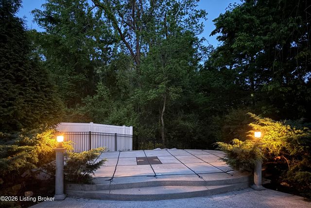 6006 Ledgerock Cove Pl, Louisville, KY 40219