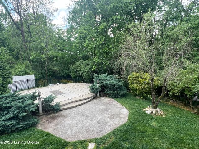 6006 Ledgerock Cove Pl, Louisville, KY 40219