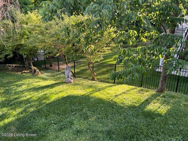 6006 Ledgerock Cove Pl, Louisville, KY 40219