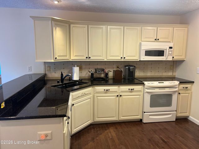 6006 Ledgerock Cove Pl, Louisville, KY 40219