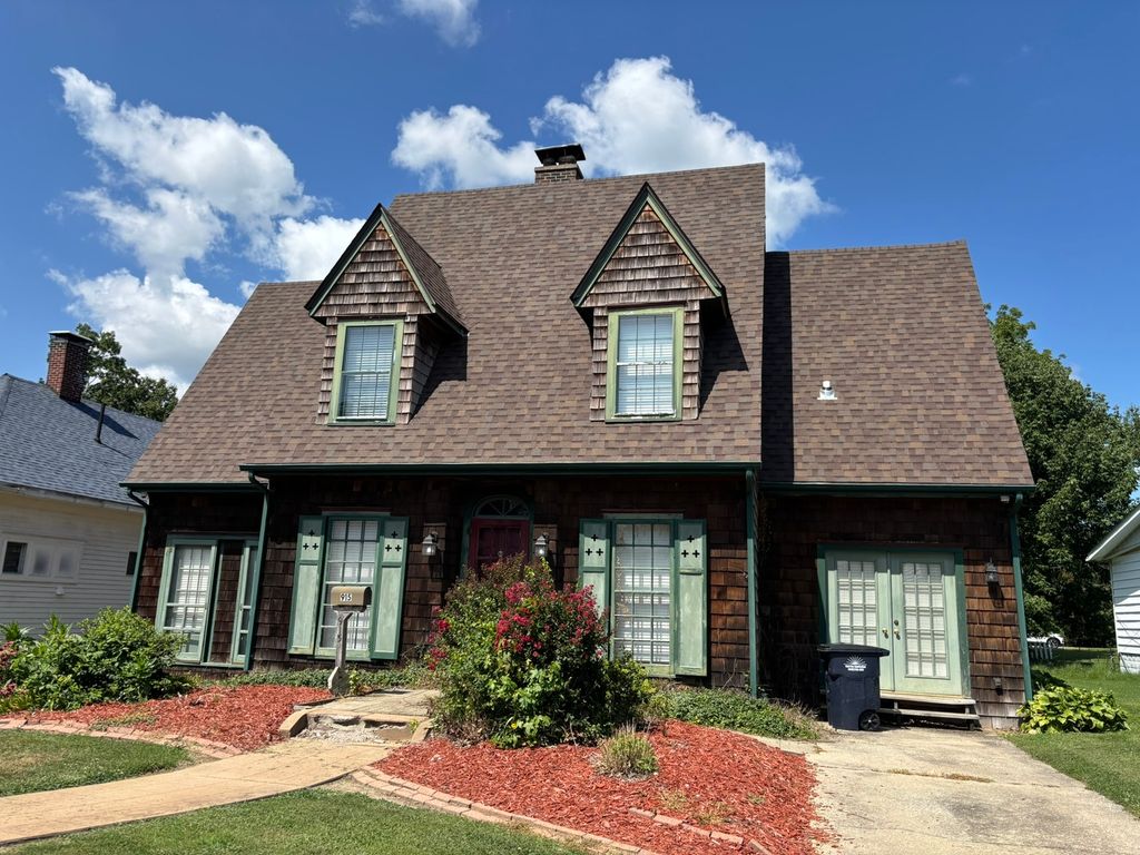 Image 1 of property listing at 915 N Broadway Avenue, Salem, IL 62881