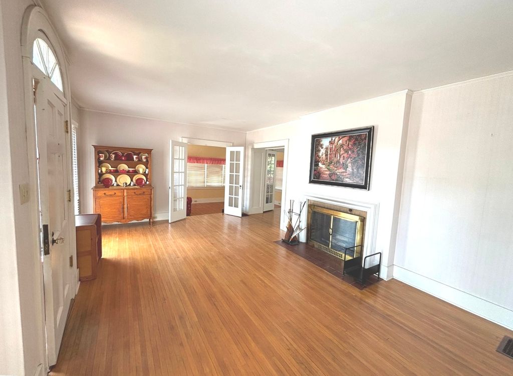 Image 2 of property listing at 915 N Broadway Avenue, Salem, IL 62881