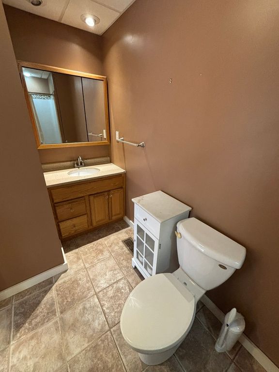 Image 13 of property listing at 915 N Broadway Avenue, Salem, IL 62881