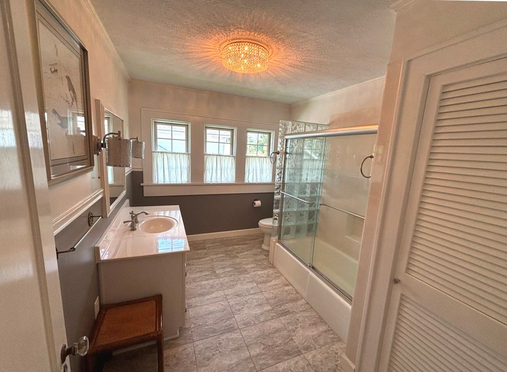 Image 16 of property listing at 915 N Broadway Avenue, Salem, IL 62881