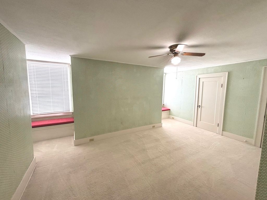 Image 17 of property listing at 915 N Broadway Avenue, Salem, IL 62881
