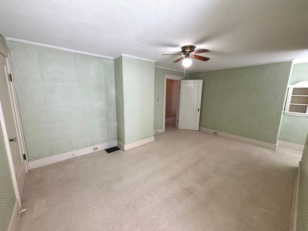 Image 18 of property listing at 915 N Broadway Avenue, Salem, IL 62881