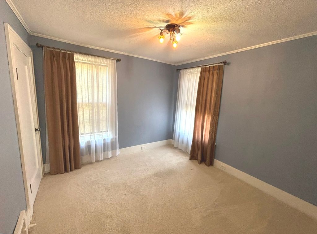 Image 19 of property listing at 915 N Broadway Avenue, Salem, IL 62881