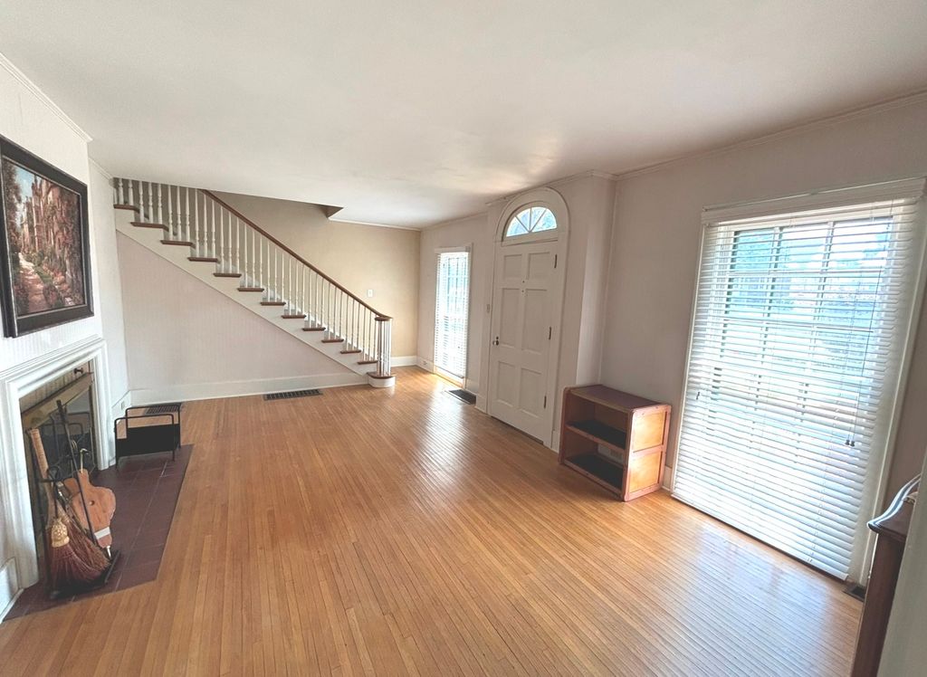 Image 3 of property listing at 915 N Broadway Avenue, Salem, IL 62881