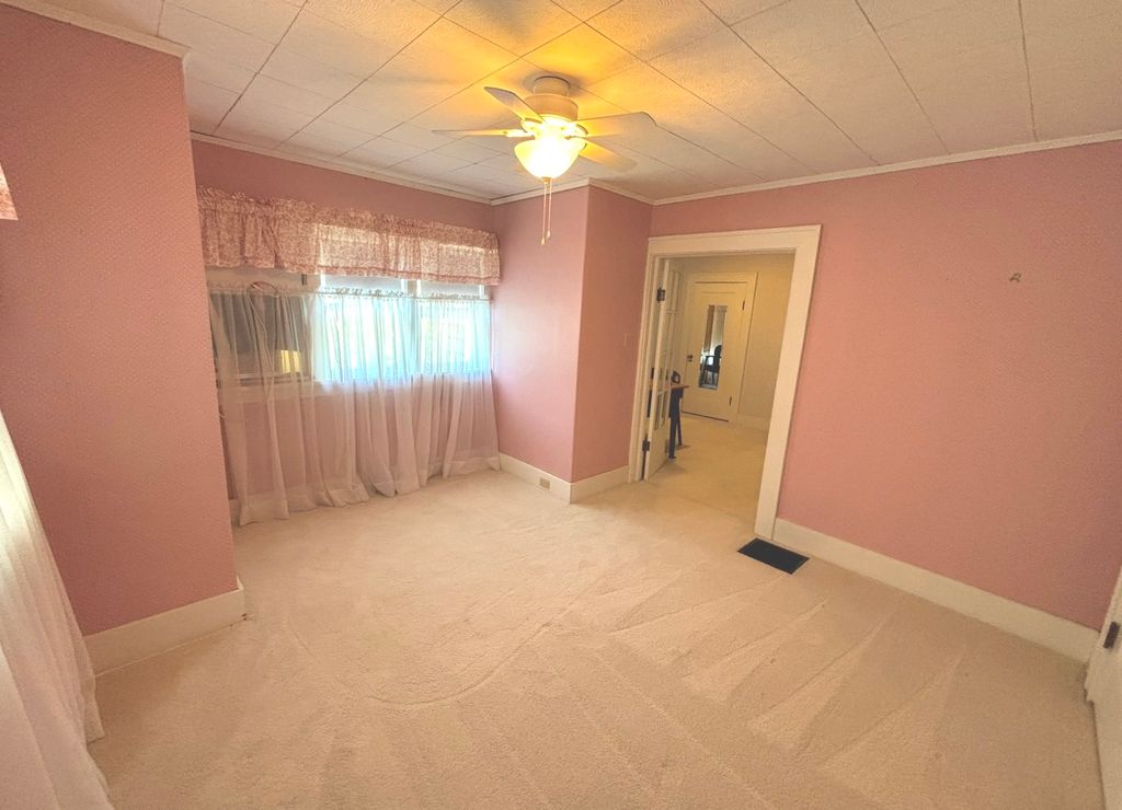 Image 21 of property listing at 915 N Broadway Avenue, Salem, IL 62881